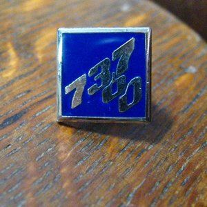 ✈️ Boeing 737-300 Airplane Lapel Pin